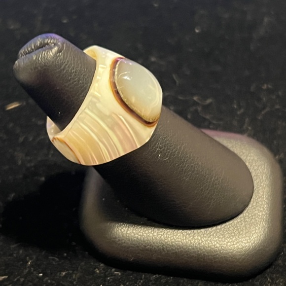 Vintage Hand Carved Shell Ring with Polished Stone Centerpiece - Picture 2 of 6